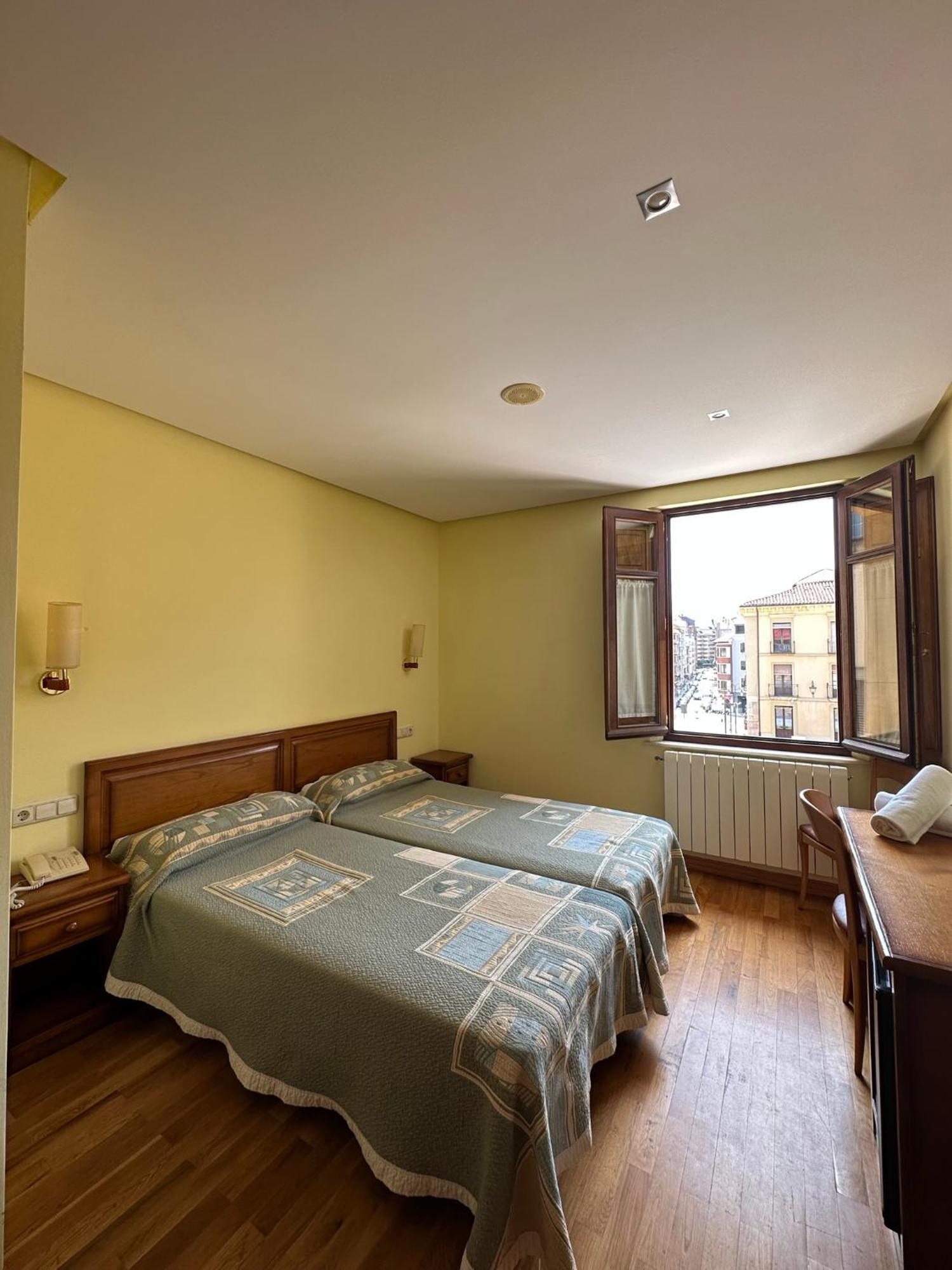 Hostal Restaurante Boccalino Леон Экстерьер фото