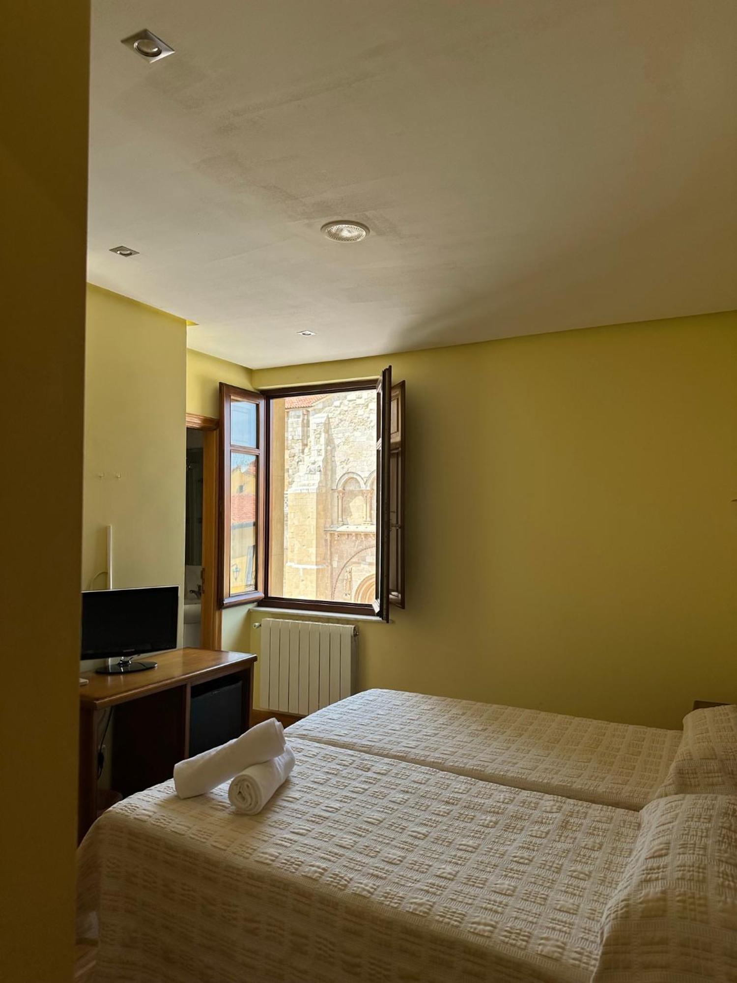 Hostal Restaurante Boccalino Леон Экстерьер фото